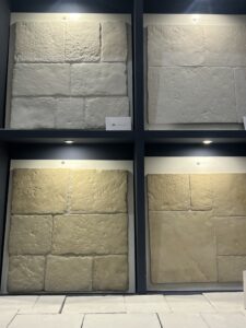 Pareti grigio antracite e pavimenti Novapetra in pietra nello stand Lecce Arredo