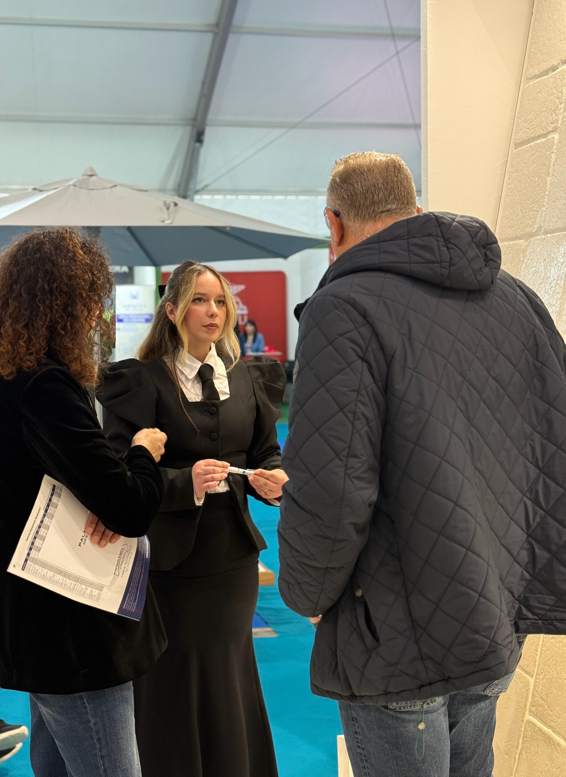 Stand Novapetra alla fiera Externa, pavimenti in pietra e piscina centrale come simbolo di design e tradizione